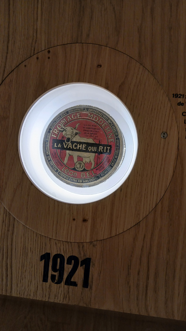 The first "vache qui rit" boxes were tin metal in the 1920’s