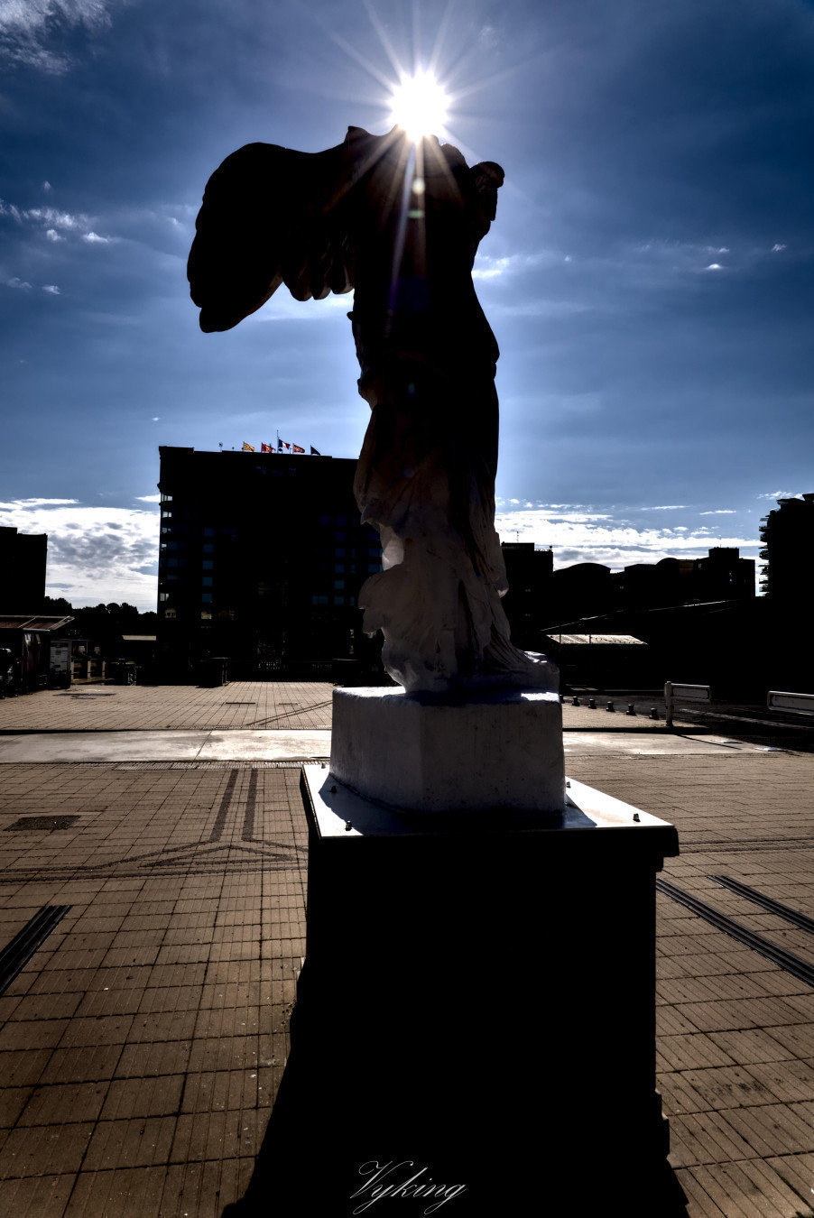 La statues de la victoire de Samothrace, sur l’esplanade de l’Europe, à Montpellier. Photo prise en contre-jours avec le soleil et ses rayons à la place de la tête manquante de la statue. Photo retravaillée et très contrastée.