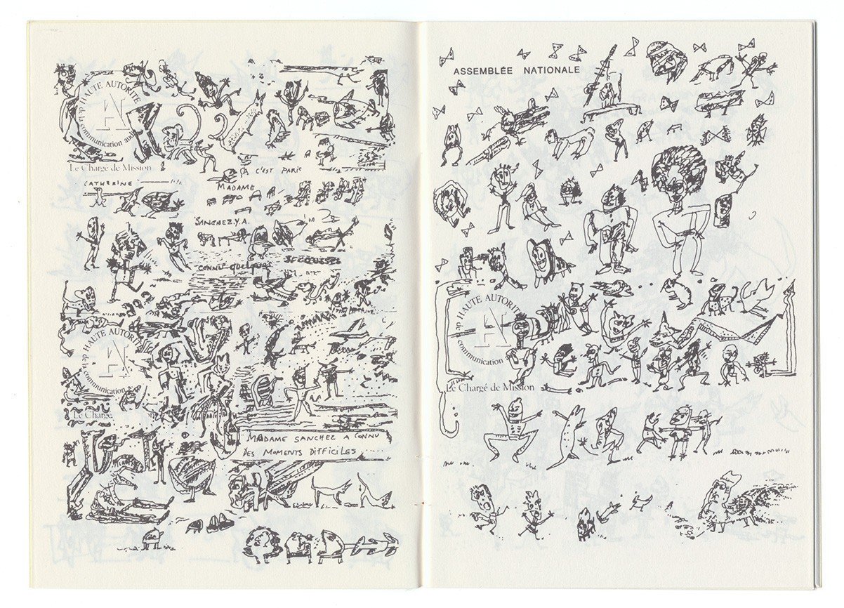 double page : deux dessins sur papier à entête officiel (on distingue le macaron d'une "haute autorité de la communication audiovisuelle", et l'intitulé de l'Assemblée Nationale) remplis de petits personnages, de petites formes abstraites, de points, de mots et de phrases manuscrites ("ça c'est Paris", "Mme Sanchez a connu des moments difficiles"). Impression en photocopie noir sur papier blanc.