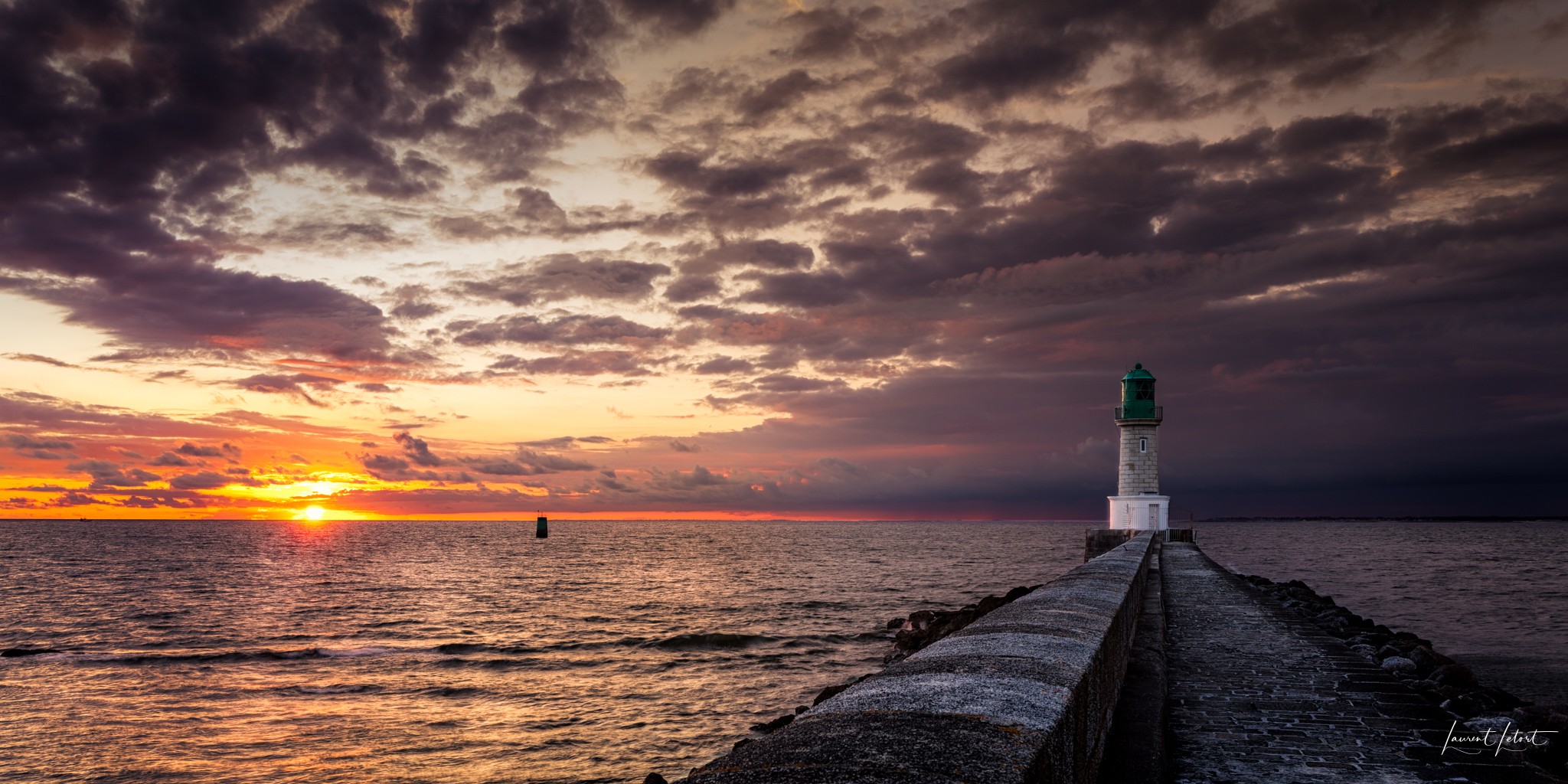 🇫🇷 Coucher de soleil au Croisic, derrière le phare de Tréhic offrant une vue apaisante sur la mer malgré le ciel très couvert. Au loin on voit des nuages annonciateur de pluie. 
🇬🇧 Sunset at Le Croisic, behind the Tréhic lighthouse, offering a soothing view of the sea despite the overcast sky. In the distance we can see clouds heralding rain.