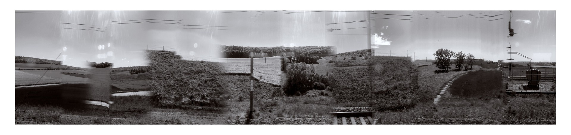 Vue panoramique obtenue par défilement du paysage devant la fenêtre du train.