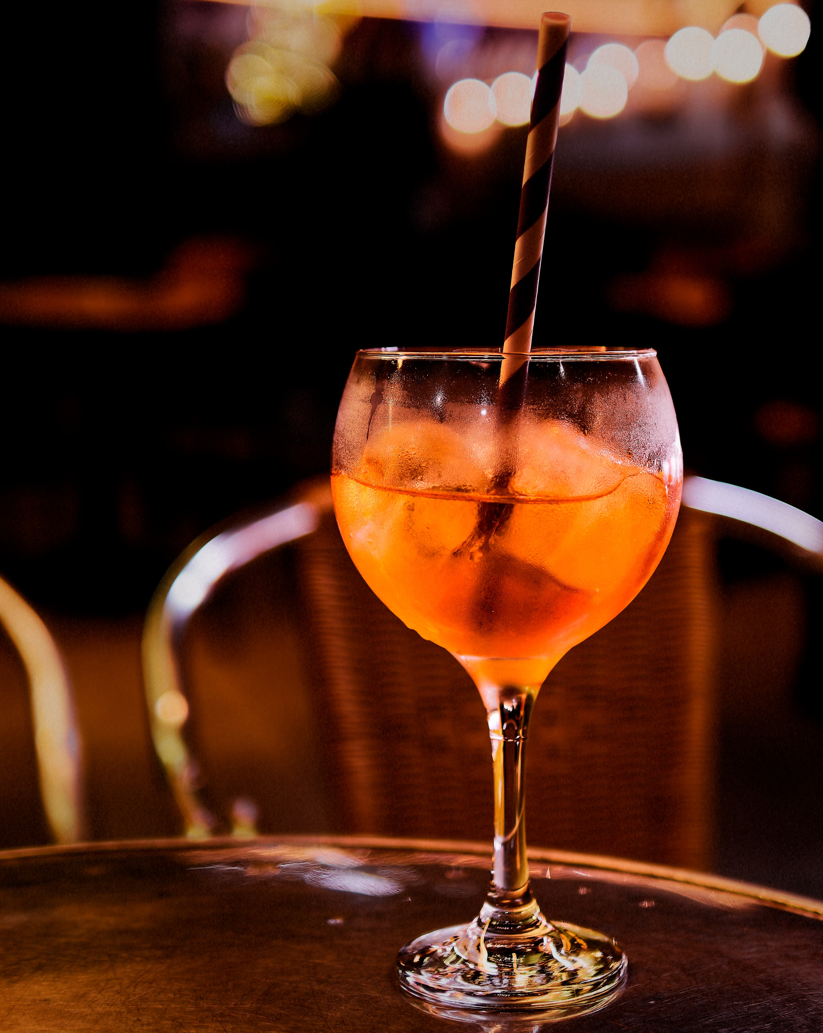 Un verre de Spritz appétissant sur une table de bar, le soir en Espagne