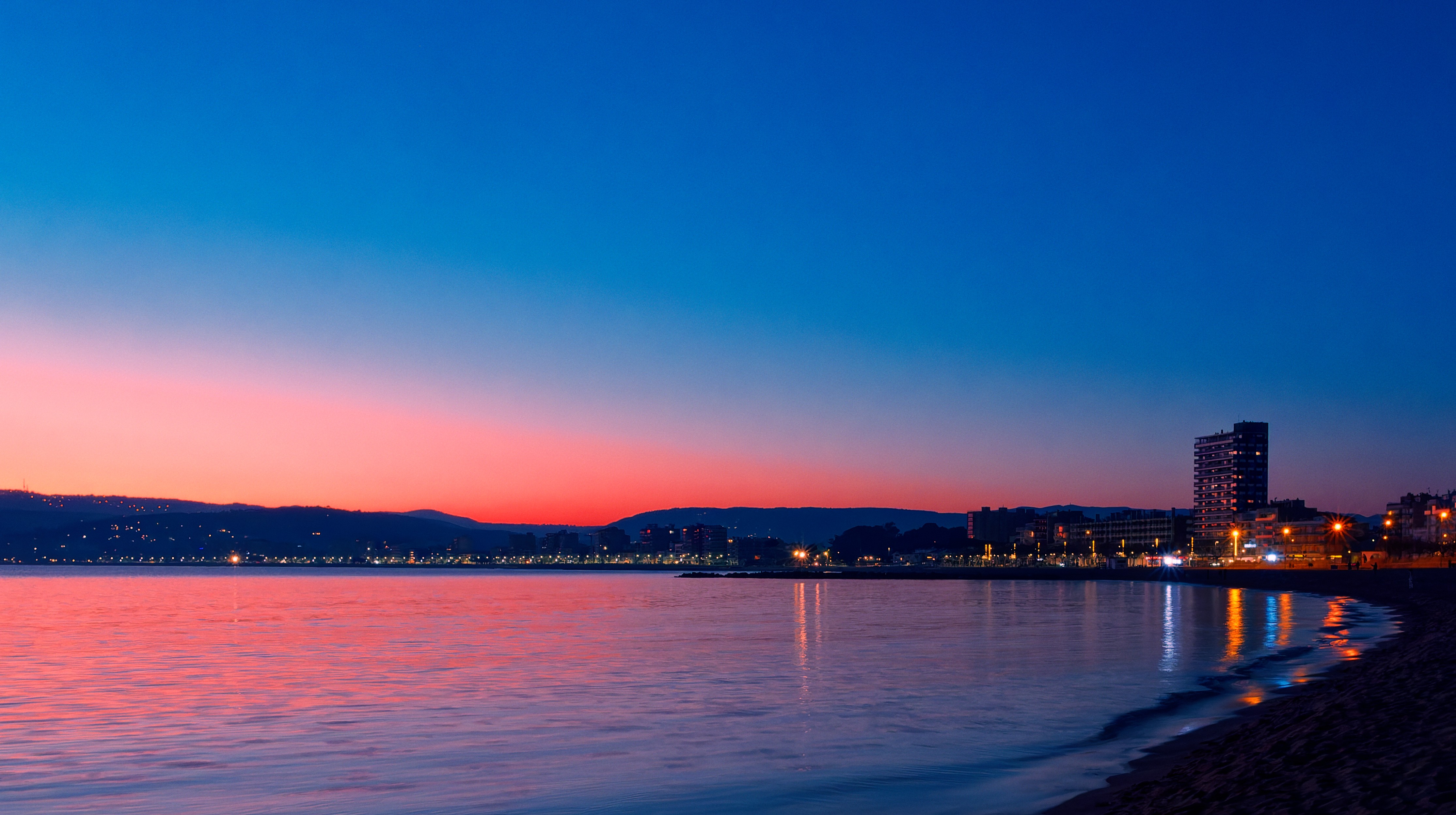 Beau coucher de soleil sur la baie de Palamos