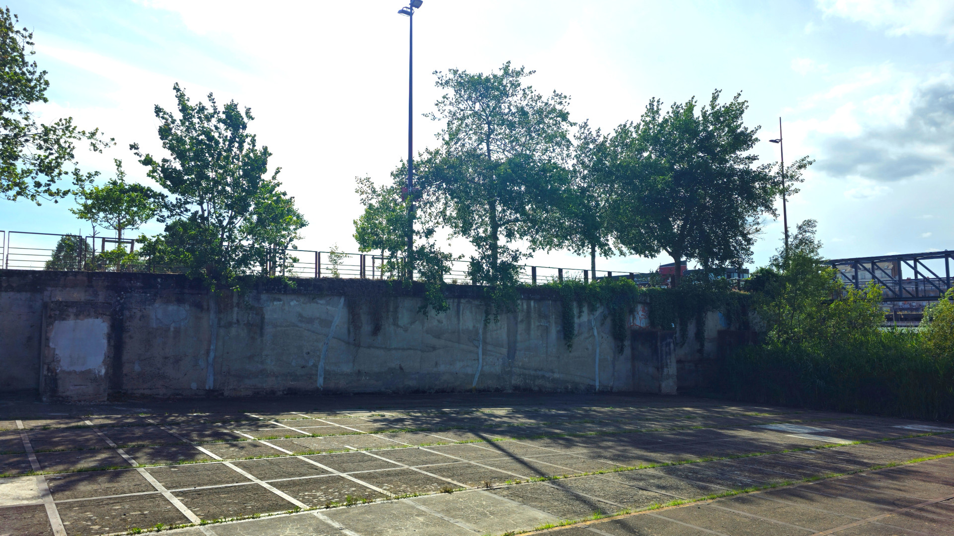 Mûrs a l'ombre en fin de journée a gauche de la calle