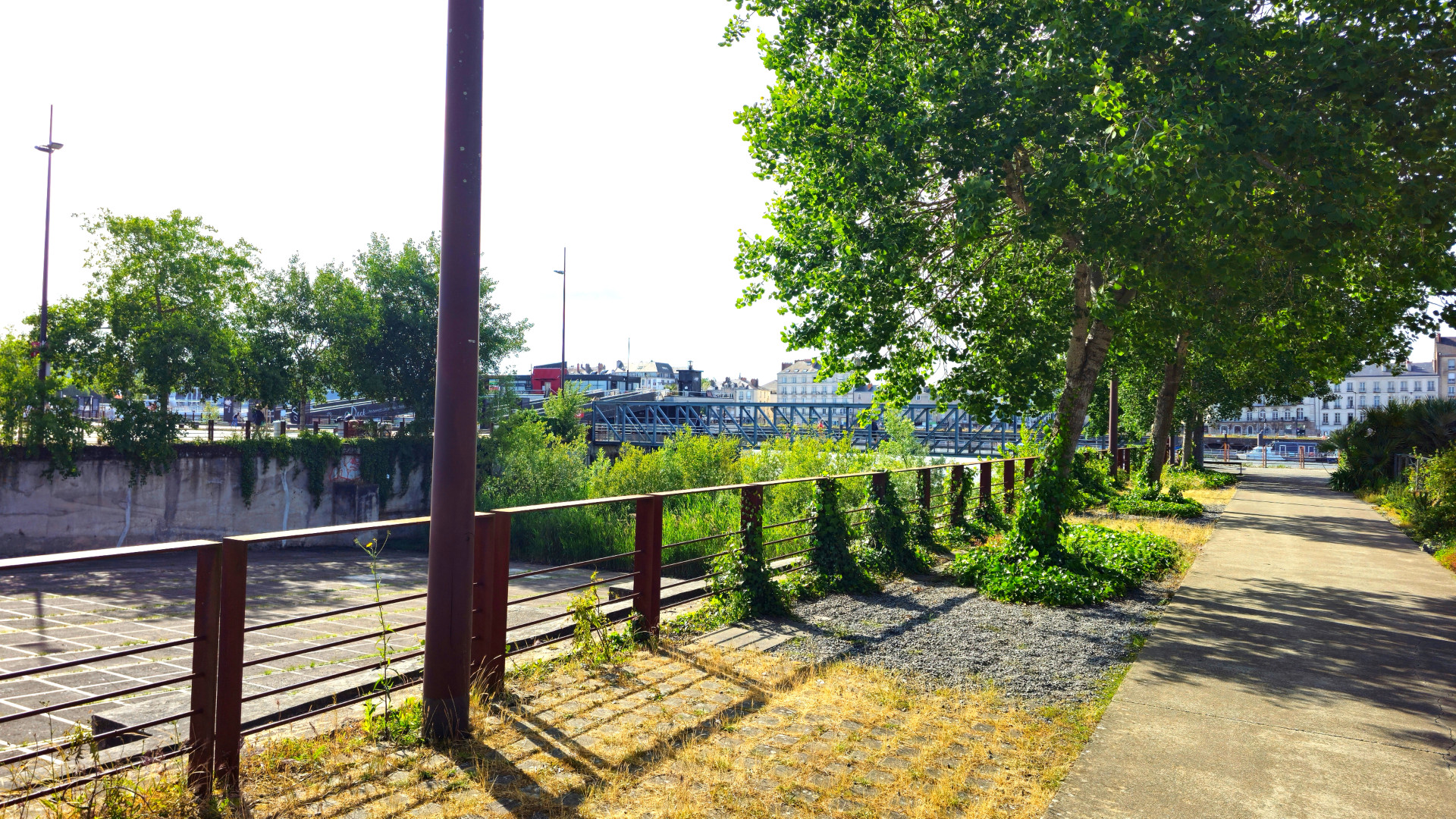 Barriere le long de la calle