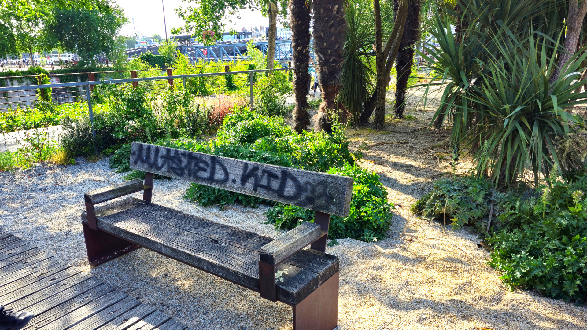 Un banc dans le parc juste a coté