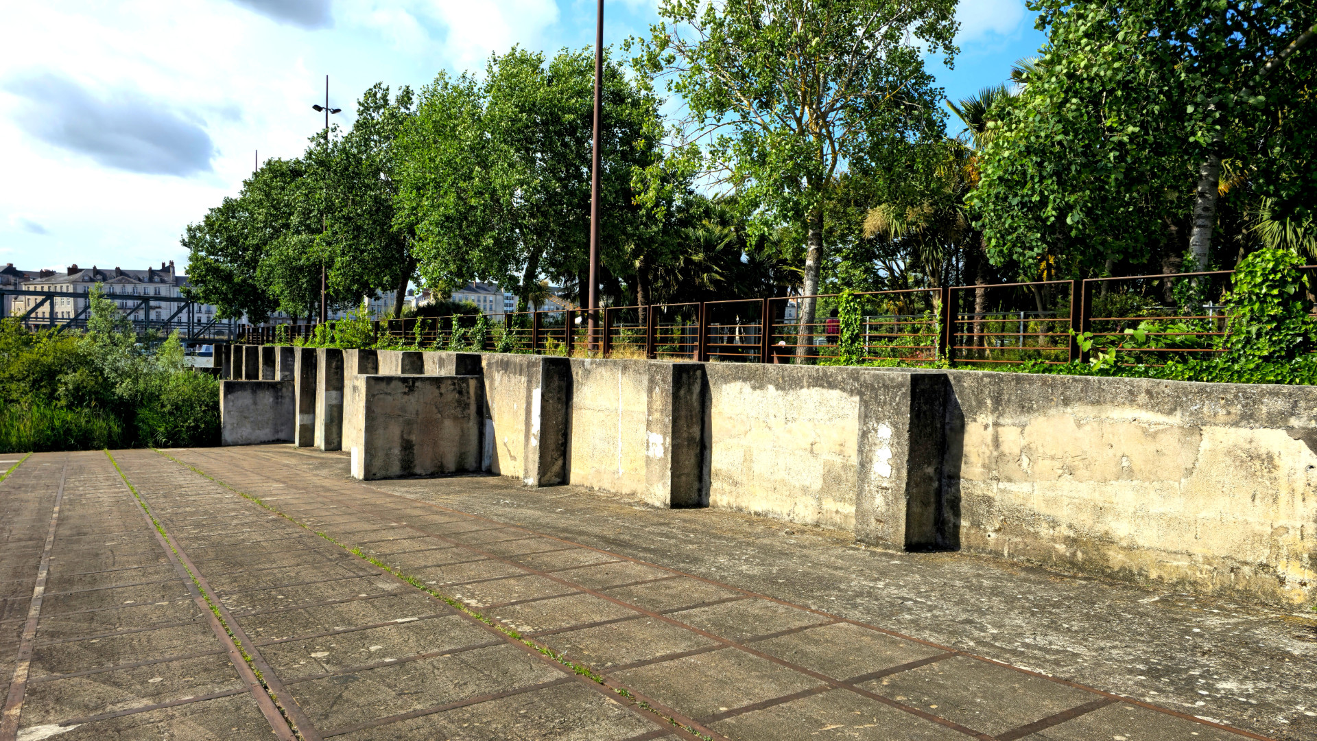 Vue général de la calle des chantiers navals avec des mûrs de toute auteur pour progresser à son niveau