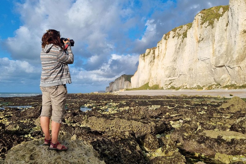 photo de moi entrain de photographier les falaises normandes au soleil couchant.