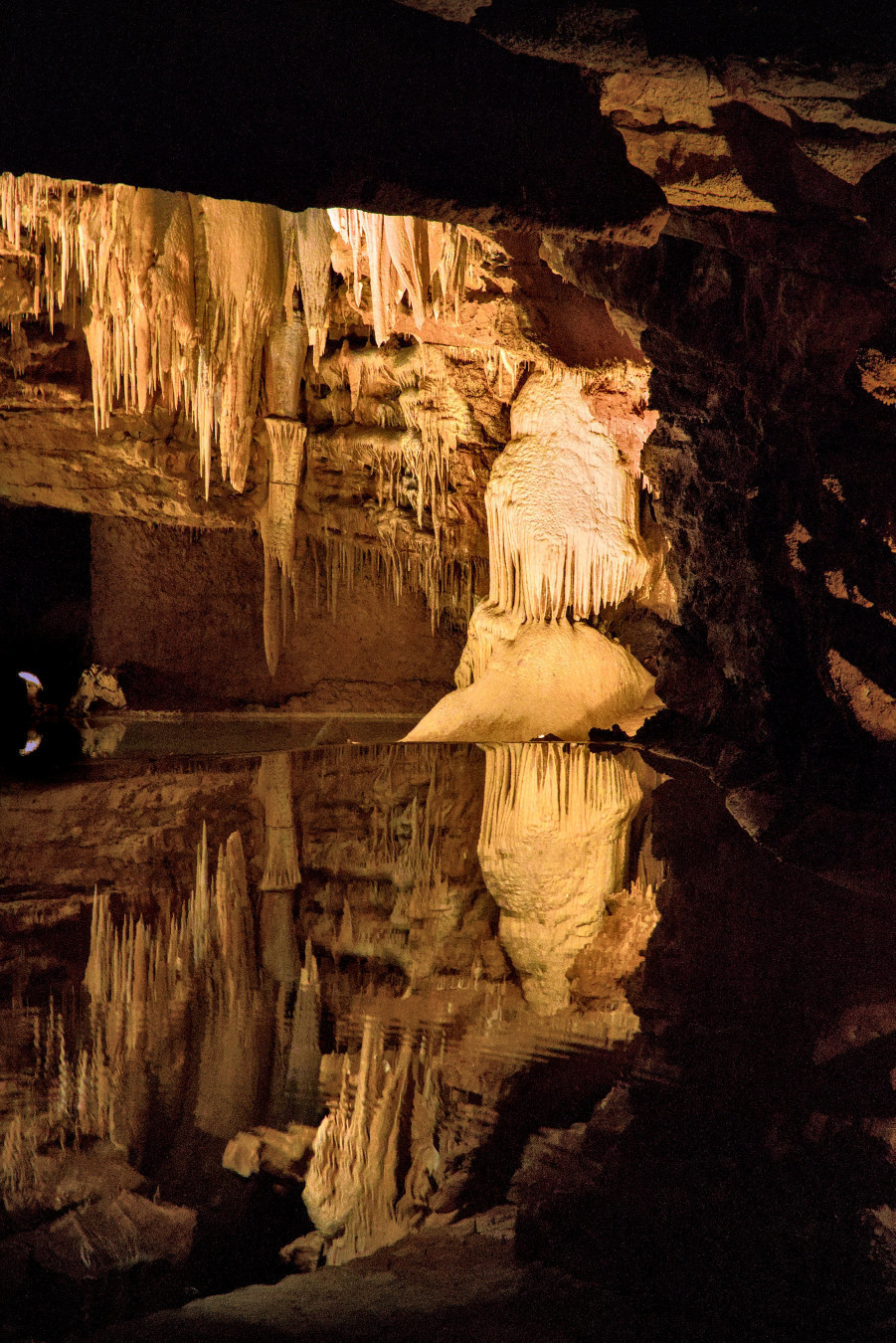 Concrétions calcaire sous terre qui se reflètent sur un lac sous terrain Concrétions calcaire sous terre qui se reflètent sur un lac sous terrain