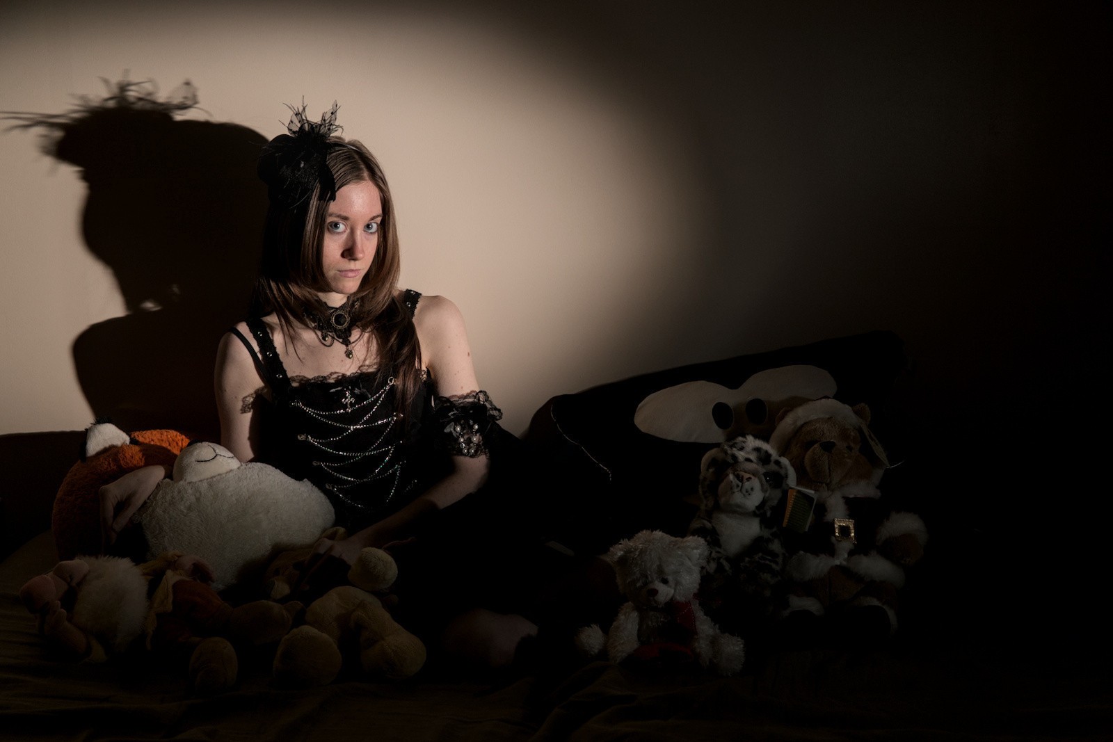 Une fille à moitié allongée dans un lit qu’on ne voit pas car couvert de peluches en tout genre. Elle fixe le spectateur d’un regard glauque, accentué par une lumière froide en spot, éclairant seulement le sujet laissant toute la pièce dans le noir Une fille à moitié allongée dans un lit qu’on ne voit pas car couvert de peluches en tout genre. Elle fixe le spectateur d’un regard glauque, accentué par une lumière froide en spot, éclairant seulement le sujet laissant toute la pièce dans le noir